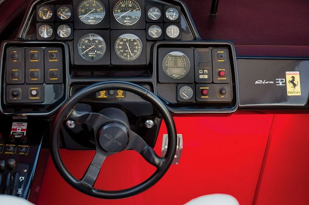 O painel da Riva, inspirado no visual das Ferraris antigas (Foto: Reprodução/sothebys.com)