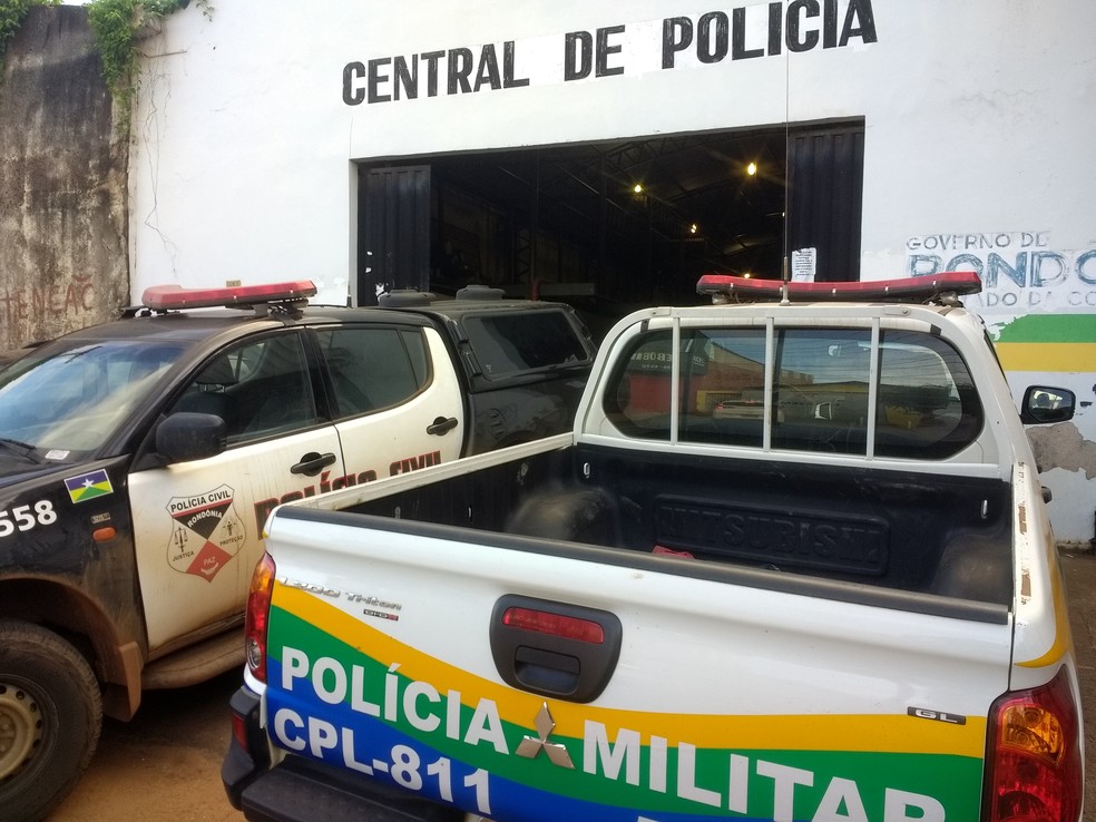 Pais do bebÃª de dois meses ferido e do menino de 4 anos foram levados Ã  Central de Flagrante de Porto Velho. (Foto: Jheniffer NÃºbia)