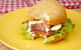 Hambúrguer caseiro: veja como fazer e deixar a carne suculenta