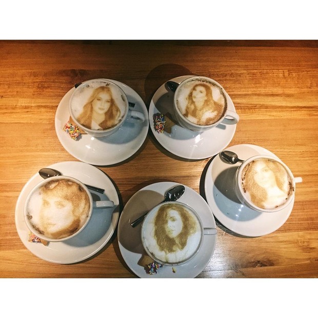 Atrizes de Deus Salve o Rei no café (Foto: Reprodução/Instagram)