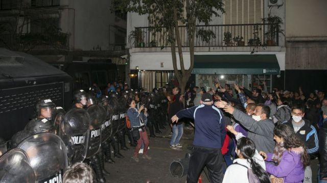 Manifestantes e policiais de choque do lado de fora da casa da vice-presidente Cristina Kirchner (Foto: Getty Images via BBC News )
