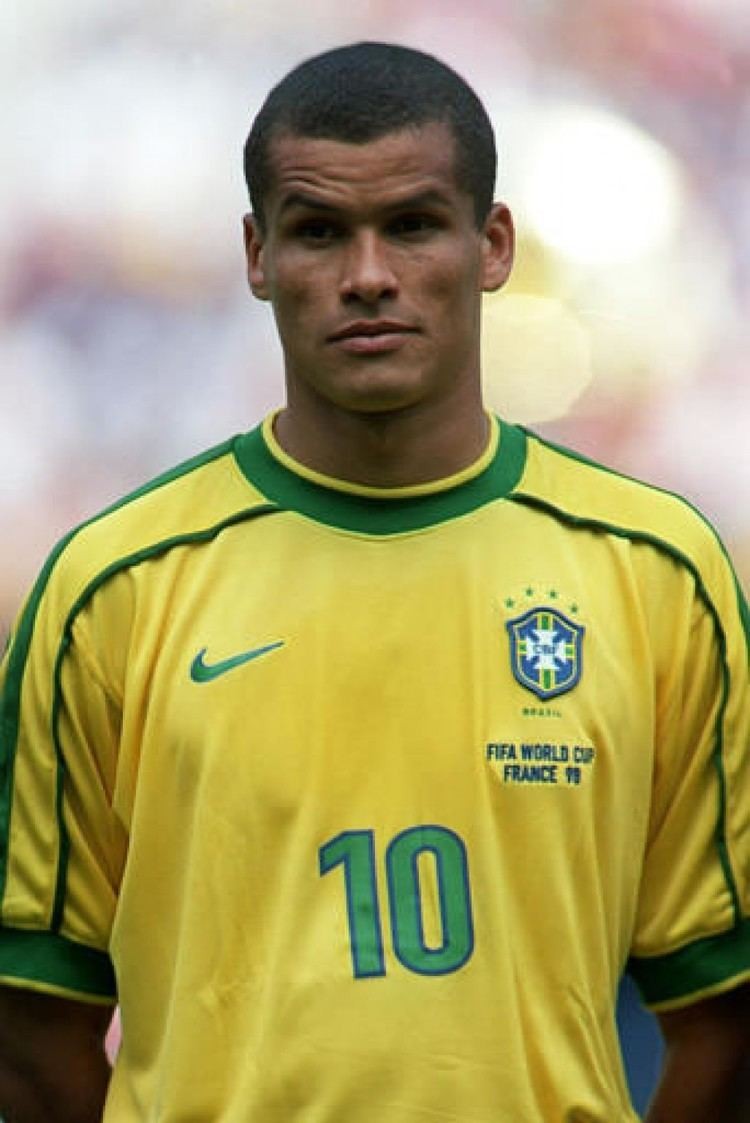 Rivaldo foi destaque do Brasil no confronto contra a Dinamarca, na Copa de 1998 (Foto: getty images)