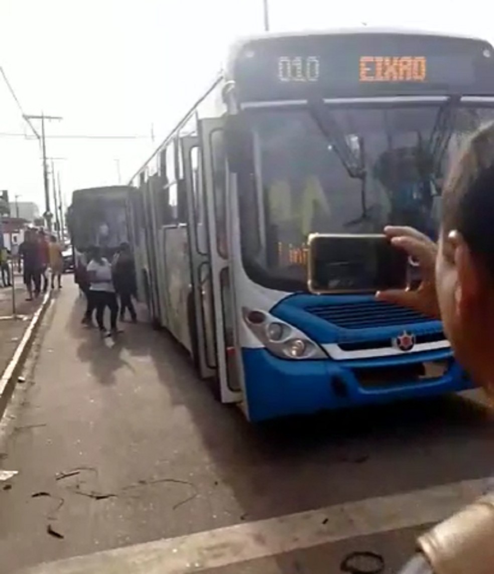 Ônibus foram impedidos de sair de estação — Foto: Divulgação