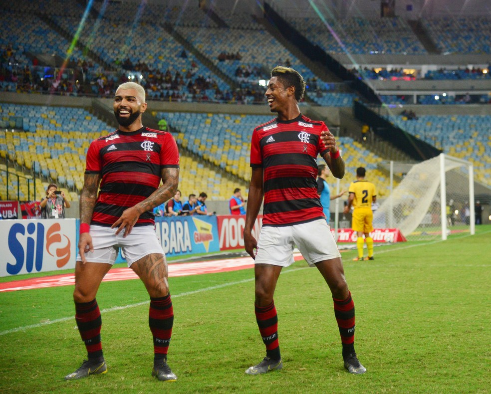 Gabriel e Bruno Henrique comemoram o gol do Flamengo contra o Madureira &mdash; Foto: Andr&eacute; Dur&atilde;o