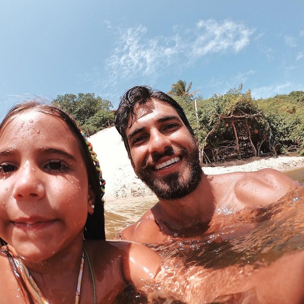 Hugo Moura e Deborah Secco curtem férias no Ceará ao lado de Maria Flor (Foto: reprodução/Instagram)
