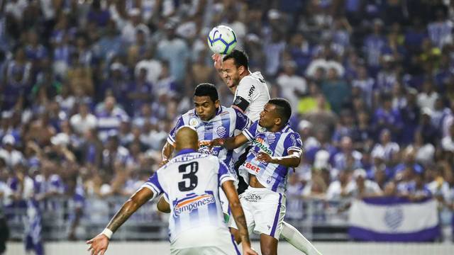 CSA x Atlético-MG: disputa de bola entre Réver e jogadores do CSA