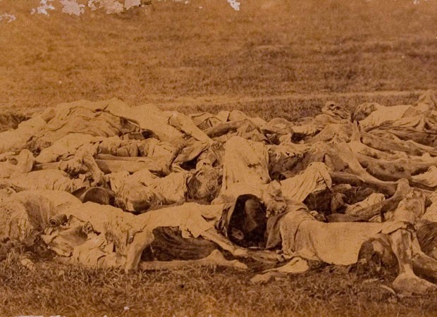 Paraguaios mortos na guerra, em foto de 1866 (Foto: Fundação Biblioteca Nacional)