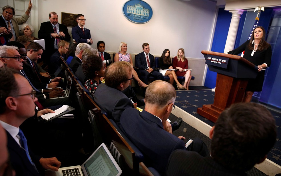 A secretária de Imprensa da Casa Branca, Sarah Huckabee Sanders, falou durante a construção do muro, promessa de campanha de Trump, durante coletiva com jornalistas na Casa Branca, em Washington, na quinta (24) (Foto: Reuters/Jonathan Ernst)