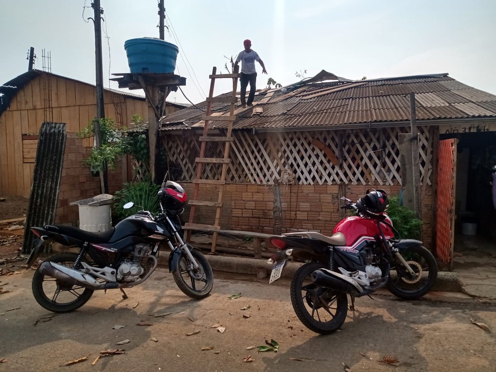 Casa destelhada após forte ventania que atingiu Ariquemes na tarde de terça-feira (31) — Foto: Franciele do Vale/Rede Amazônica