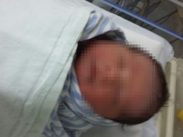 Bebê foi encontrado em sacolas plásticas, em Goiás (Foto: Divulgação/Corpo de Bombeiros)