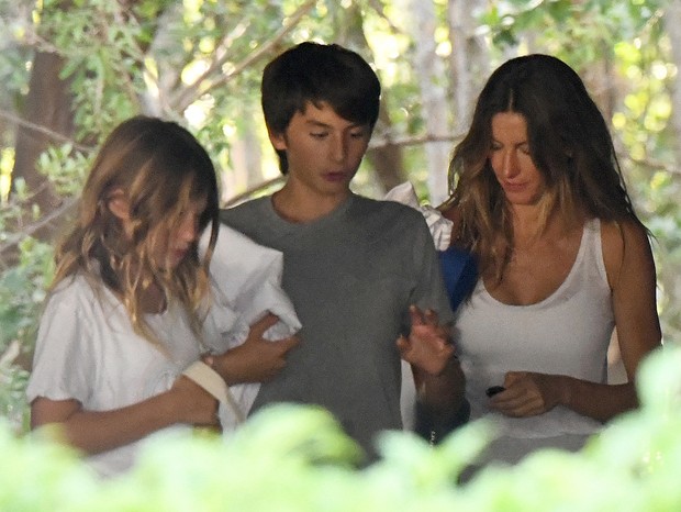 Com os filhos, Gisele Bündchen aparece sem aliança em meio à