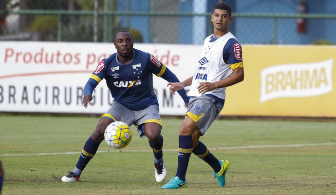 Manoel ou Léo? Mano Menezes ainda não decidiu a escolha do titular