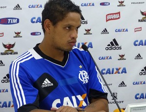 Cadu aconselha estreantes e dá apelido para lateral: ‘Léo Correria’