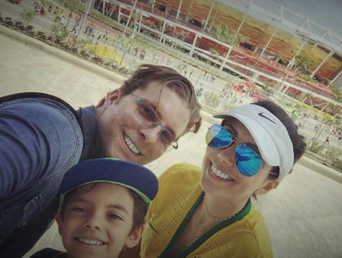 Thiago Fragoso com a esposa e com o filho (Foto: TV Globo)