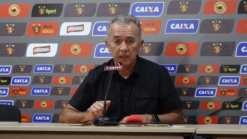 Nelsinho Baptista no dia de sua saída: não faltaram críticas (Foto: Daniel Gomes)