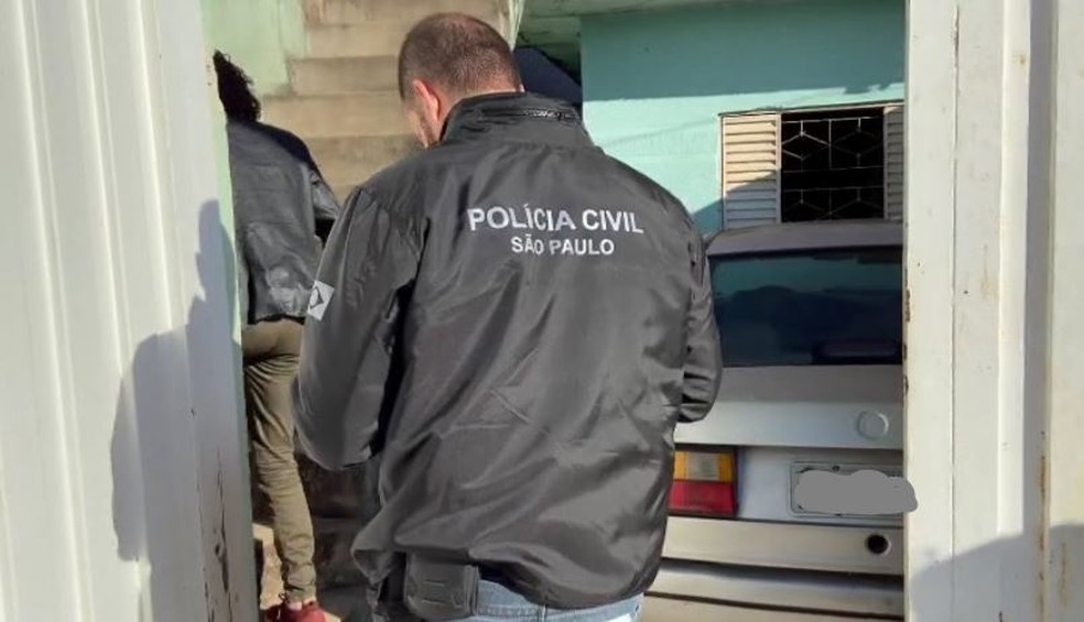 Polícia na casa em que suspeito de homicídio ficou escondido em Limeira — Foto: Reprodução/EPTV