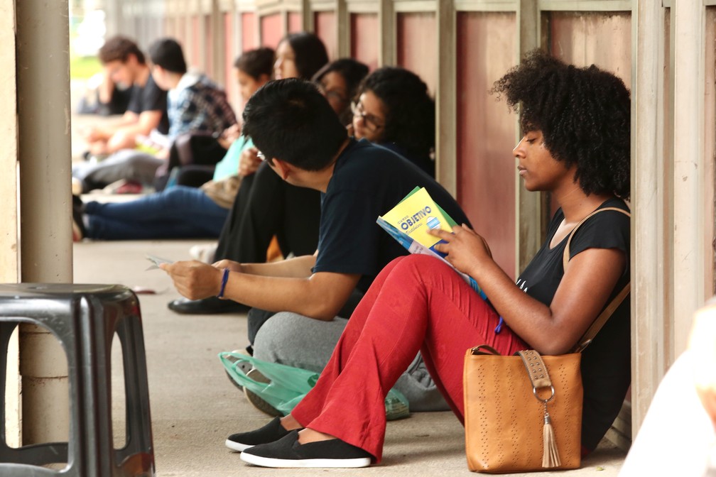Candidatos esperam a abertura dos portões para o início da segunda fase da Fuvest 2018 (Foto: Celso Tavares/ G1)