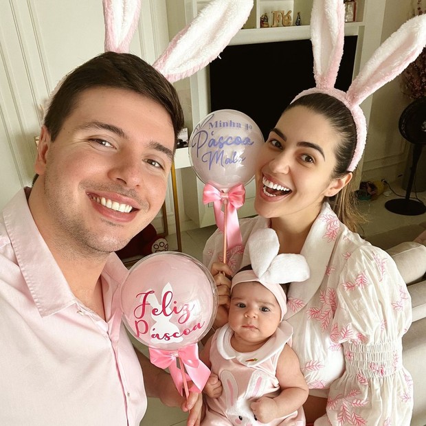A ex-BBB Vivian Amorim e o noivo, Léo Hirschmann, celebram Páscoa com a filha, Mau (Foto: Reprodução/Instagram)