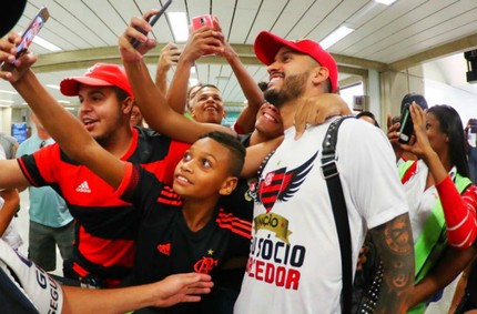 Romulo no aeroporto com a torcida do Flamengo (Foto: Reprodução Twitter Flamengo)