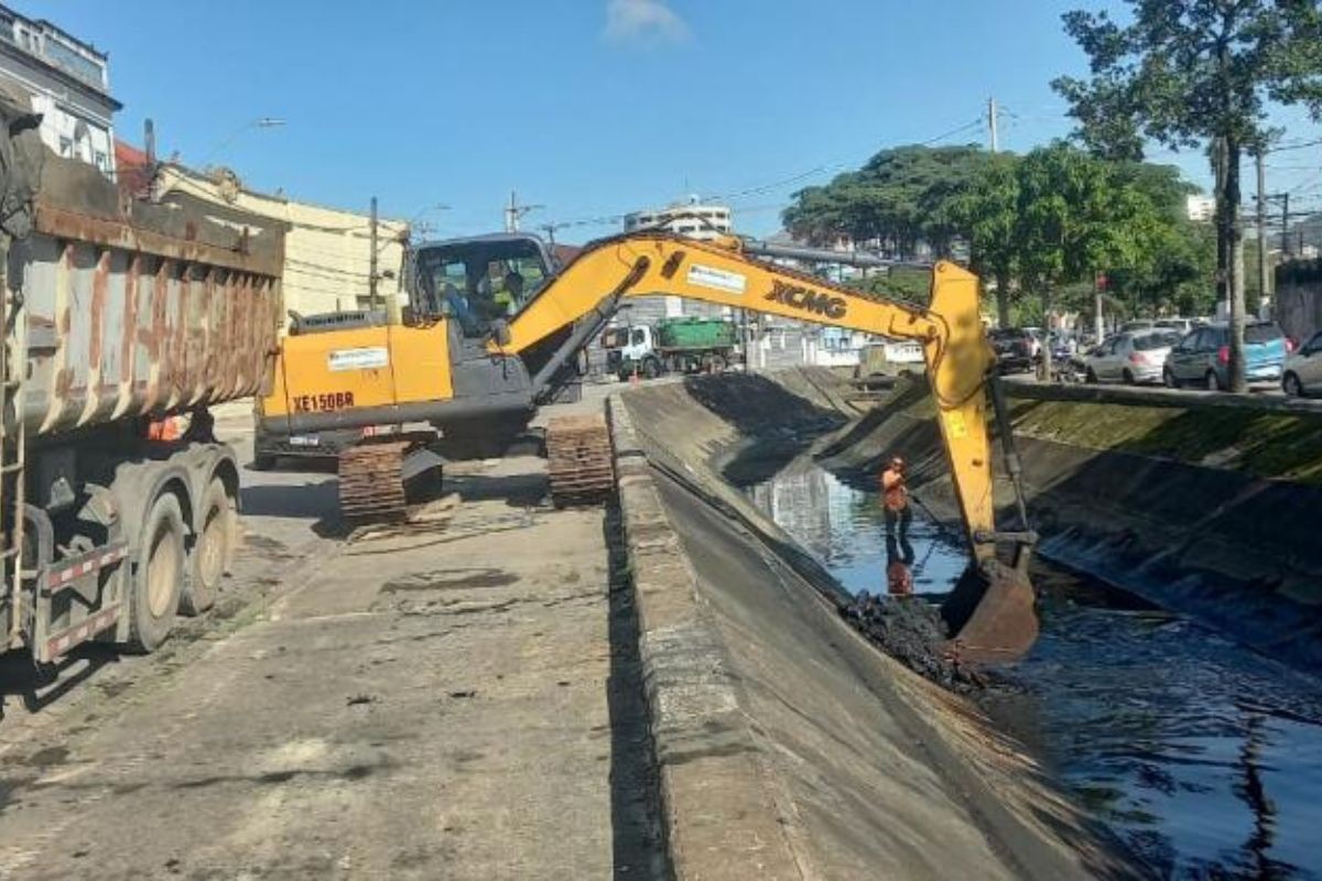 Mais de 420 toneladas de resíduos são retiradas de canal de Santos, SP
