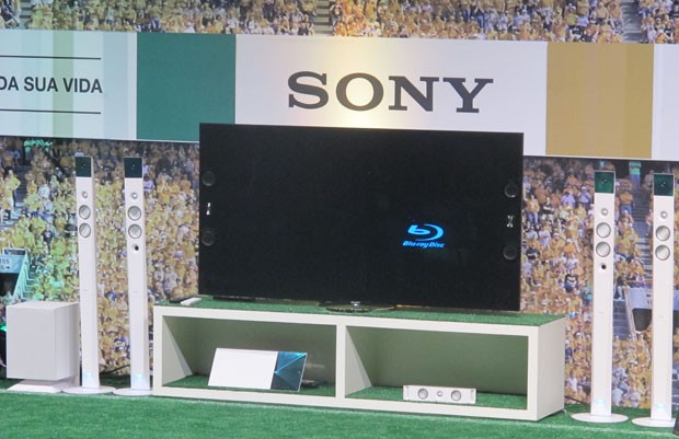 Conjunto TV 4K e home theater da linha Sony para a Copa do Mundo (Foto: Gustavo Petró/G1)