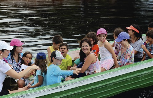 Os barquinhos transportam os turistas até as margens do rio.