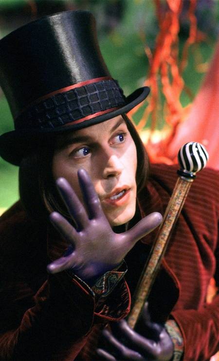 Johnny Depp como o excêntrico chocolateiro Willy Wonka em 'A fantástica fábrica de chocolate' (2005)  — Foto: Divulgação