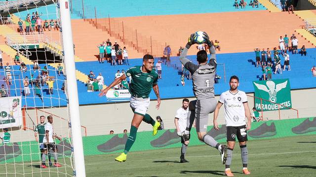 Goleiro sofreu com o ataque do GoiÃ¡s