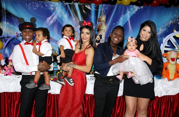 Pepê e Neném com as suas mulheres e os filhos (Foto: Thiago Duran/AgNews)