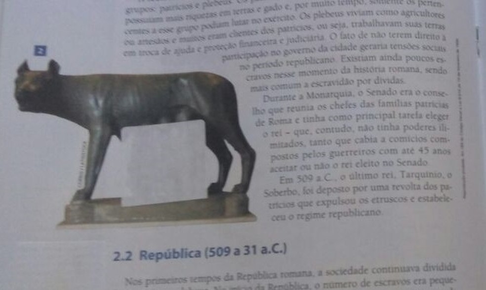 Em foto de material didático, imagem de loba dando de mamar a Rômulo e Remo é tapada. Figura é da mitologia romana. (Foto: Arquivo pessoal/Caleb Souza)
