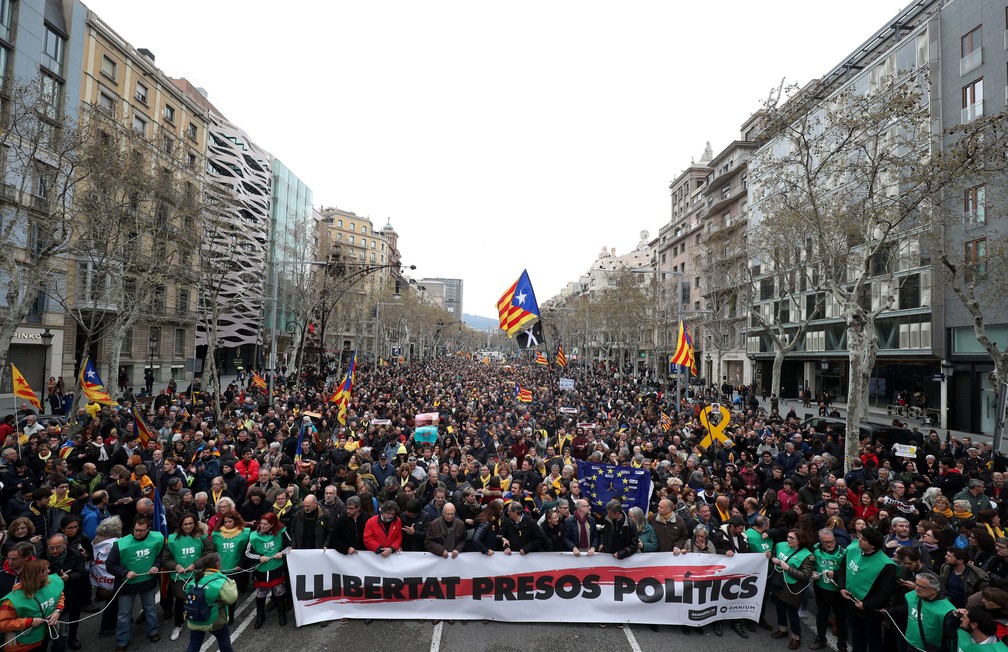 Espanhóis pedem a libertação de Puigdemont, detido na Alemanha neste domingo (25) (Foto: REUTERS/Albert Gea)