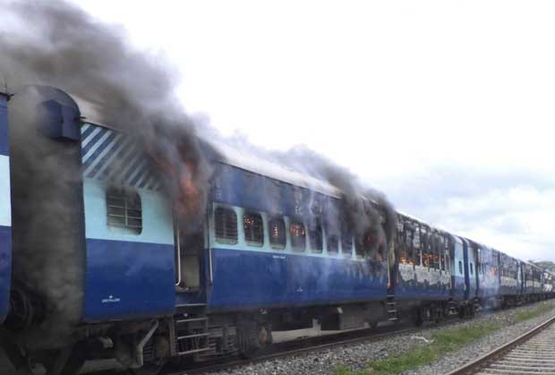 Acidente de trem na Índia gerou protestos no local e grupos atearam fogo em vagões (Foto: AP)