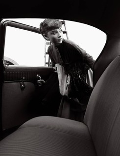 Audrey Hepburn entrando no carro dos estúdios Paramount em 1953, por Bob Willoughby.
