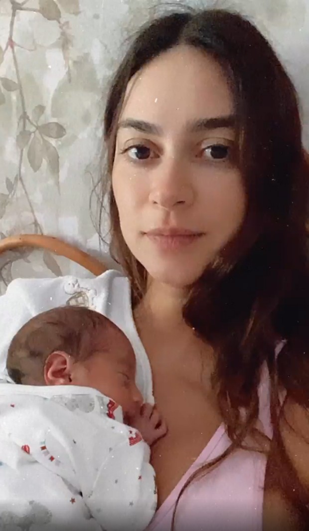 Thaila Ayala baba pelo filho, Francisco (Foto: Reprodução / Instagram)