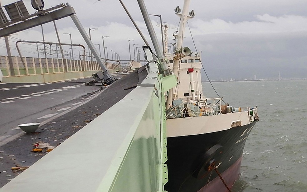 Navio bate em ponte no Japão (Foto: Jiji Press/AFP)
