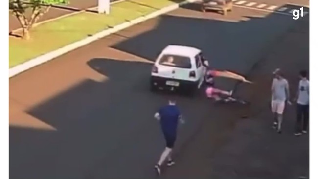 Mulher cai de bicicleta após ser assediada, no Paraná