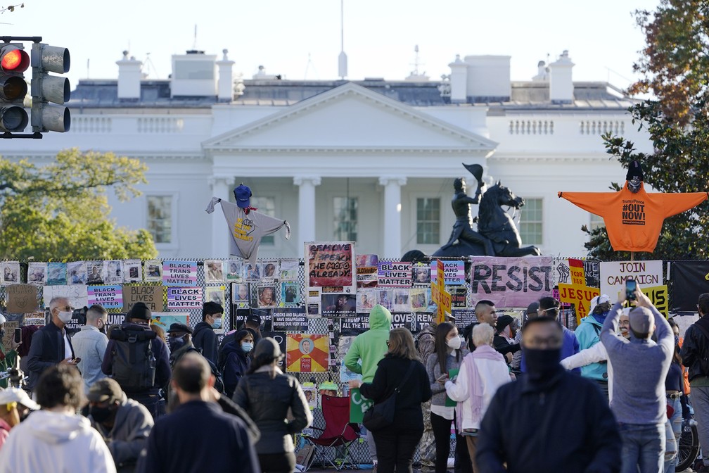 Manifestantes aguardam resultado das eleições americanas em frente à Casa Branca — Foto: Susan Walsh/AP