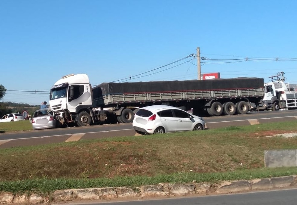 Batida entre carro e carreta deixa três feridos em rodovia de Itapeva — Foto: Arquivo pessoal