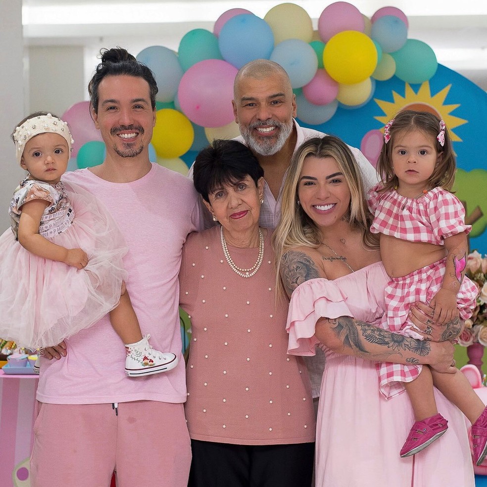 Maurício Mattar com a mãe, Liedir, os filhos, Luã, Petra e Ilha, e a neta, Esmeralda — Foto: Instagram