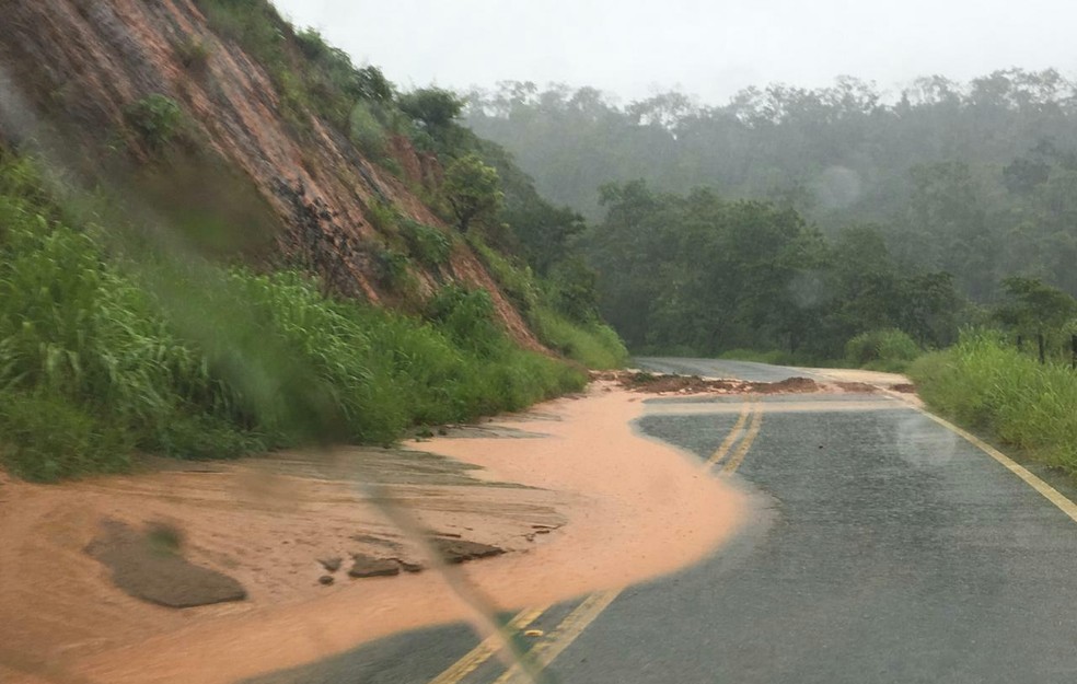 Alguns trechos tiveram deslizamento de terra — Foto: Polícia Militar Rodoviária/Divulgação