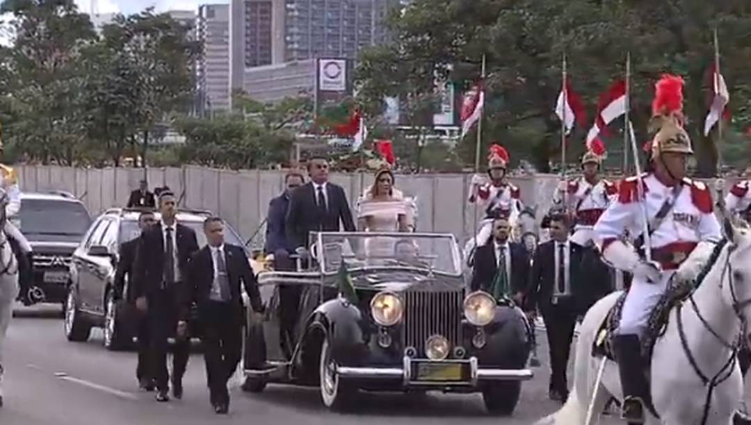O presidente eleito Jair Bolsonaro desfila em carro aberto