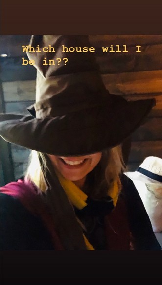 A spice girl Emma Bunton com o Chapéu Seletor de Harry Potter (Foto: Instagram)