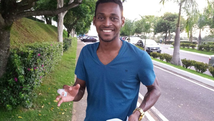 Com suspeita de fratura em dedo, Marquinhos deixa treino mais cedo