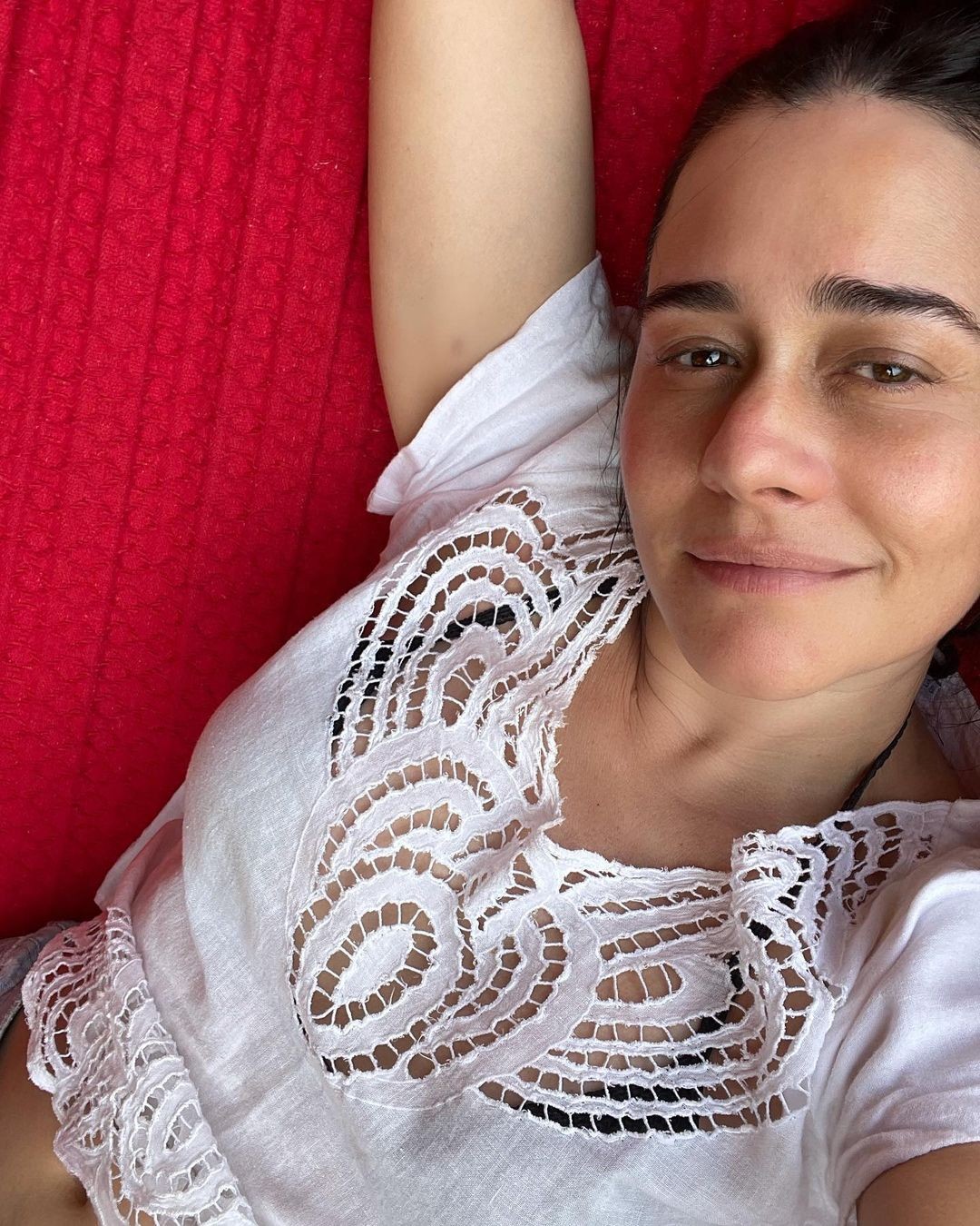 Alessandra Negrini reflete em selfie nas redes: 