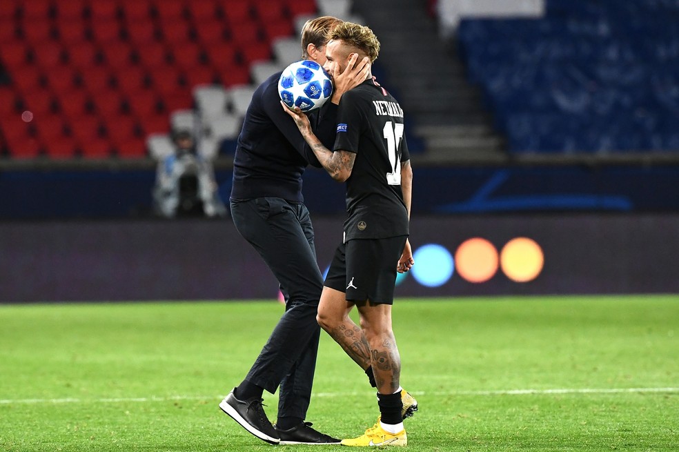 Neymar levou a bola do jogo para casa após o hat-trick pelo Paris Saint-Germain — Foto: AFP