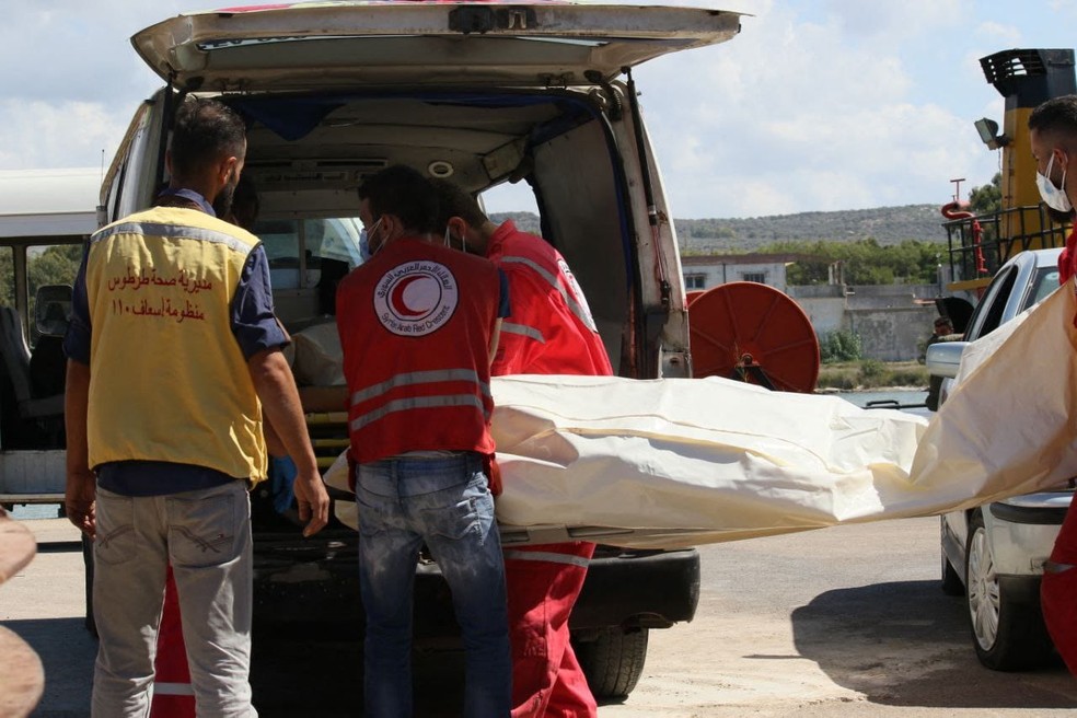 Corpo de náufrago na Síria é colocado em carro, em 23 de setembro de 2022 — Foto: Syrian Red Crescent /Via Reuters