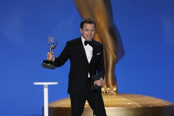 O ator Ewan McGregor com o troféu do prêmio Emmy 2021 vencido por ele por sua atuação na série Halston (Foto: Getty Images)