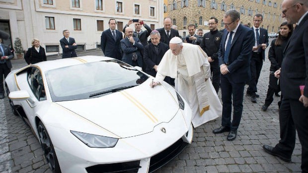 Lamborghini de Papa Francisco Ã© leiloada em MÃ´naco (Foto: Osservatore Romano/AFP)