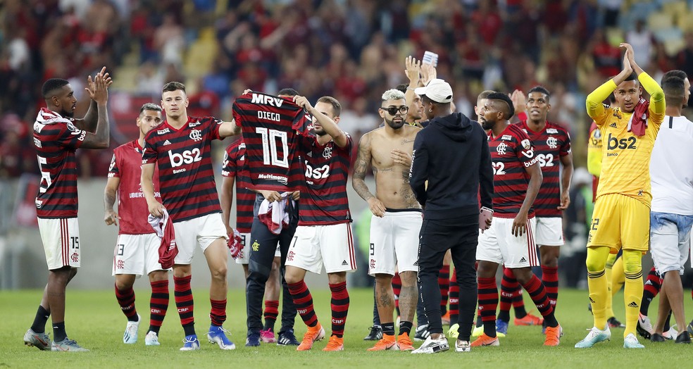 Hugo Moura e Everton Ribeiro levantam a camisa de Diego depois do jogo &mdash; Foto: Marcelo de Jesus/Ag&ecirc;ncia Estado