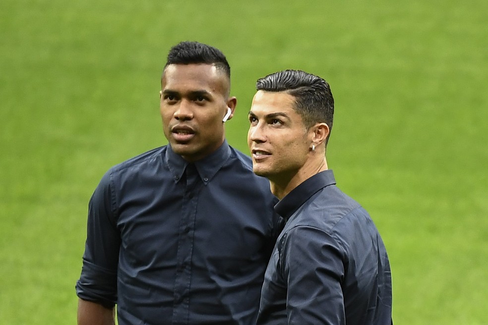 Cristiano Ronaldo e Alex Sandro no reconhecimento do gramado do Metropolitano, estádio do Atlético de Madrid — Foto: AFP